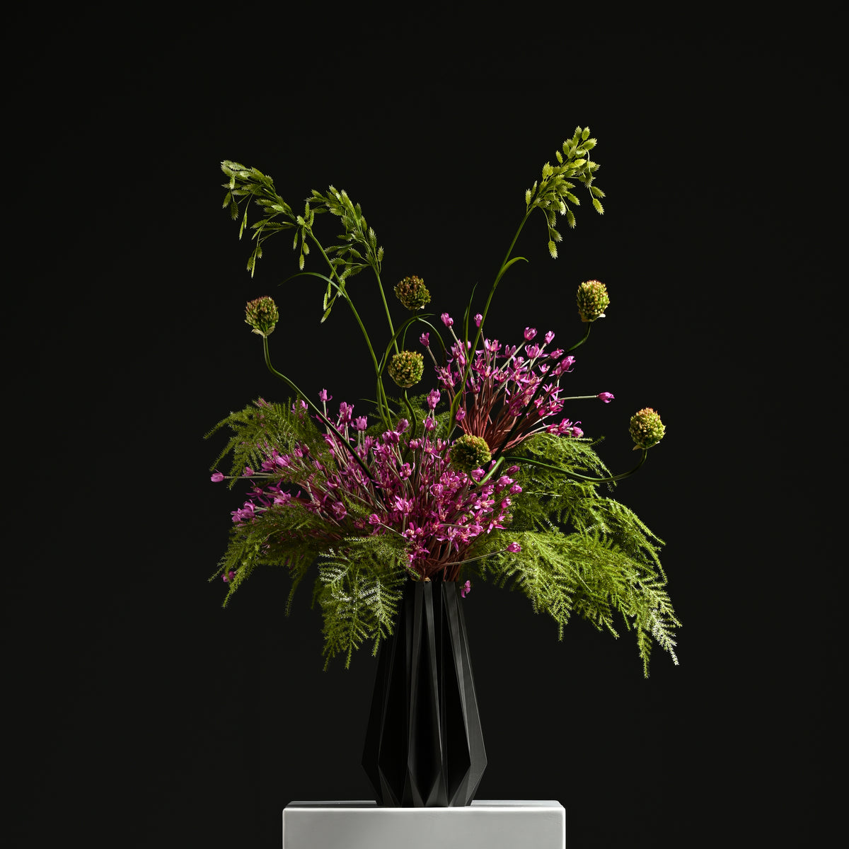Antonella Ribb Vase 32 Metal Black